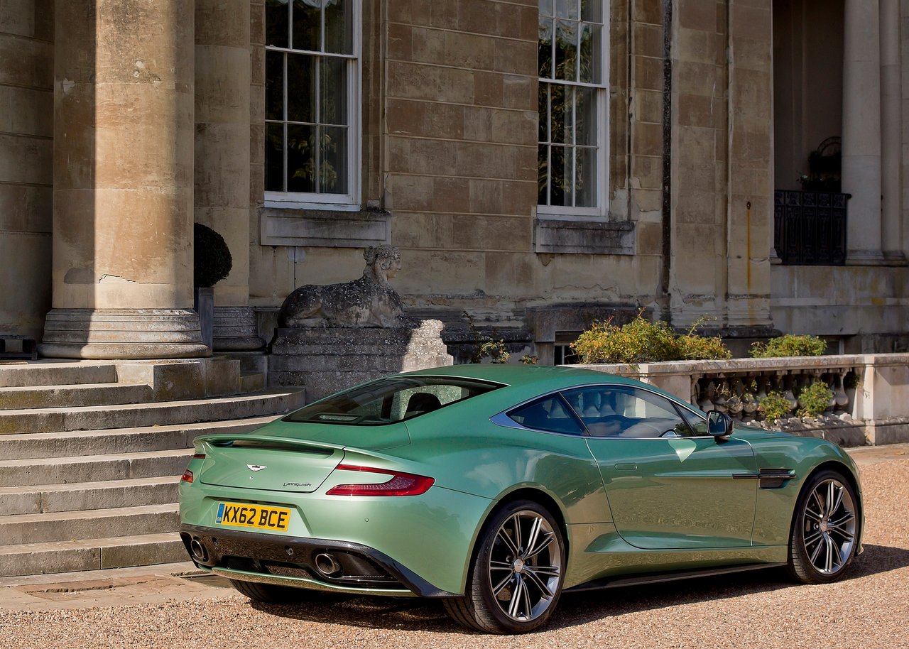 Aston Martin Vanquish розовый